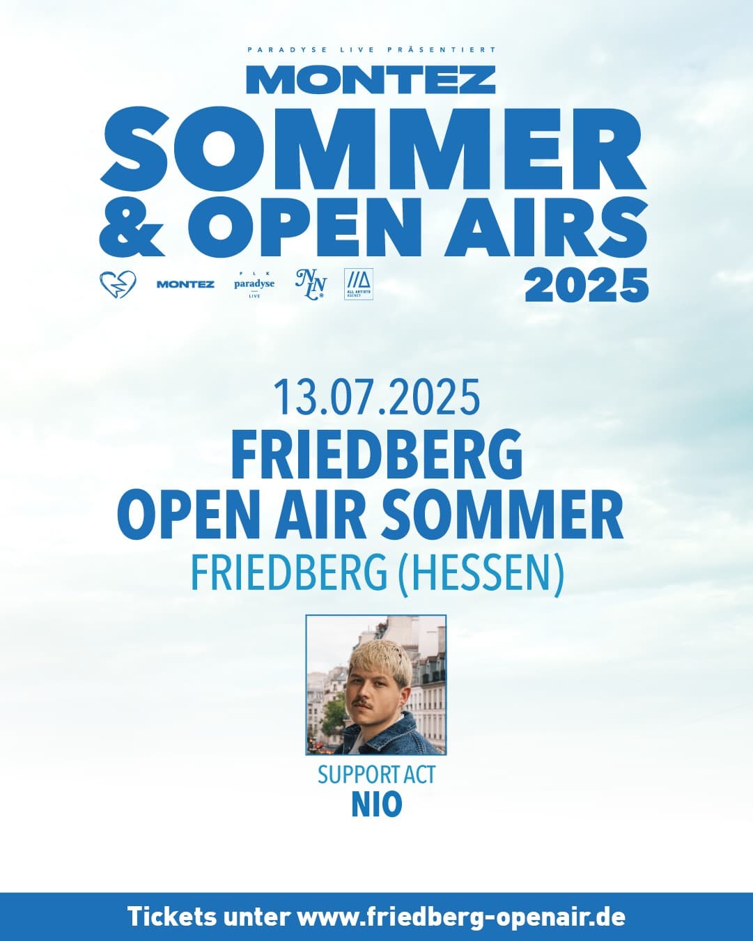 Wir freuen uns, euch heute den Support für das Montez-Konzert am 13.07. auf der Seewiese in Friedberg bekannt zu geben: @nio636!
Als jüngerer Bruder von Vega ist Nio seit Jahren Teil der Szene – mit seinem Debütalbum W.D.F.D.F. (2017) und dem starken Follow-up Passt so (2019) hat er sich längst einen eigenen Namen gemacht. Zusammen mit Kavo veröffentlichte er Plem Plem – ein ehrliches, rohes Kollaboalbum, das seine Vielseitigkeit zeigt.
🎟️ Tickets gibt’s hier über unsere Webseite!
#montez #nio #openair #friedberg #hessen
