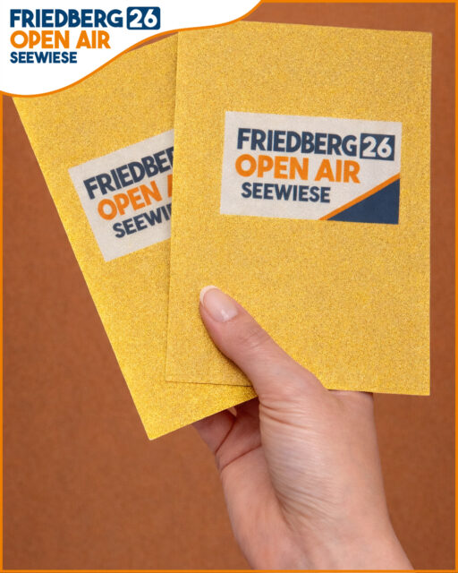 ✨🎫 HAPPY NEW YEAR – GOLDEN TICKETS ZU GEWINNEN! 🎫✨

Wir wünschen Euch ein großartiges 2026 🥂✨
Und starten das neue Jahr mit einem MEGA-GEWINNSPIEL 🍀🤩

🎁 Zu gewinnen:
1×2 „Golden Tickets“ ✨🎫 für das Friedberg Open Air 2026!
👉 Zugang zu ALLEN Konzerten unserer Open-Air-Reihe. Goldener geht’s kaum 😎🌟

So nehmt ihr teil:
👉 Schreibt uns in die Kommentare, warum ihr die Golden Tickets gewinnen möchtet.

💛 Optional (freiwillig):
– Markiert gern eine Person, mit der ihr zu den Konzerten gehen würdet
– Teilt den Beitrag in eurer Story, wenn ihr mögt

📣 Auslosung:
Am Montag, 12. Januar 2026 hier auf Instagram.

Viel Glück 🍀
Eure Friedberg Open Air Crew

Dieses Gewinnspiel steht in keiner Verbindung zu Instagram oder Facebook und wird in keiner Weise von Meta gesponsert, unterstützt oder organisiert.